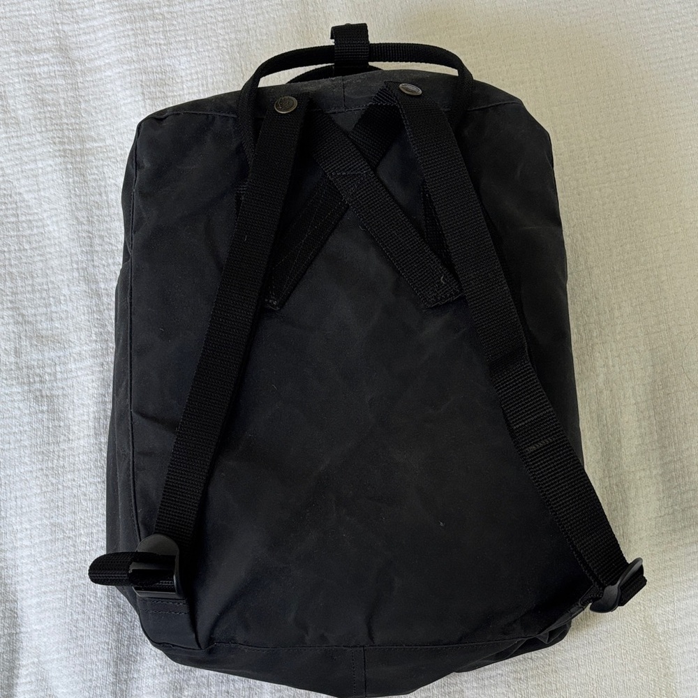 LIKE NEW Kånken Black Classic Backpack - unisex - Picture 2 of 6